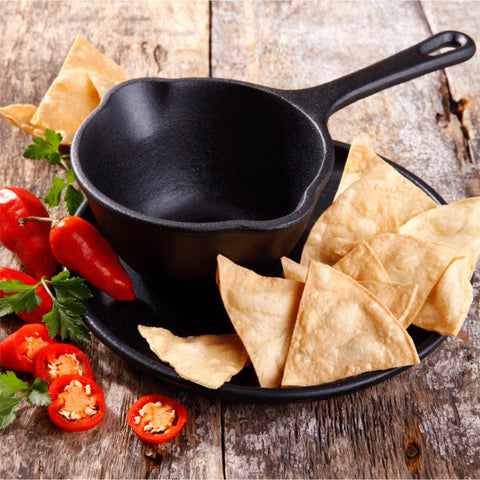 Sartén salsero Victoria vacío junto a totopos, chiles rojos y cilantro