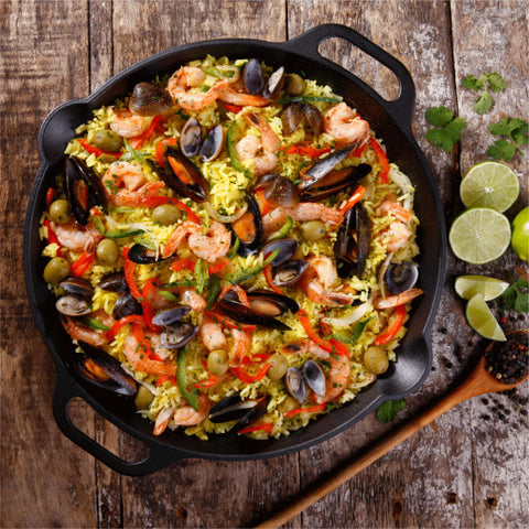 Sartén paellera Victoria con arroz, camarones, mejillones, almejas y verduras