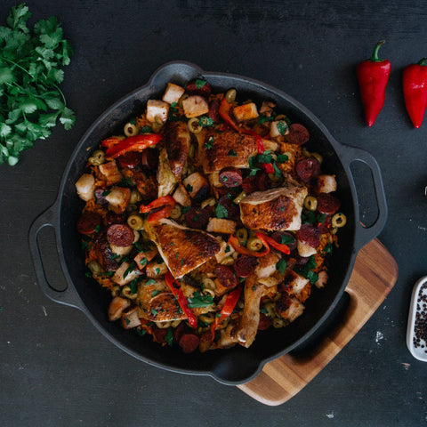 Sartén paellera Victoria con pollo dorado, embutidos y verduras, vista superior