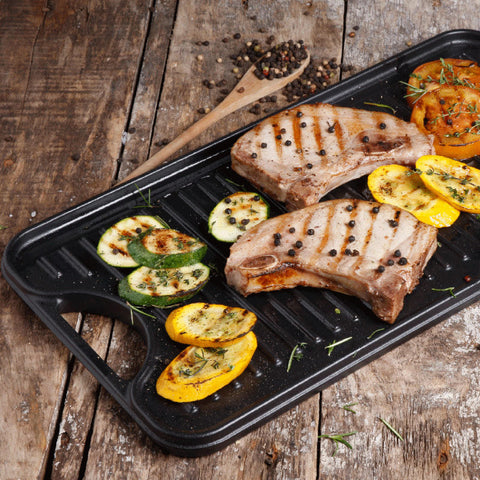 Plancha reversible Victoria con chuletas, calabacitas y jitomates asados