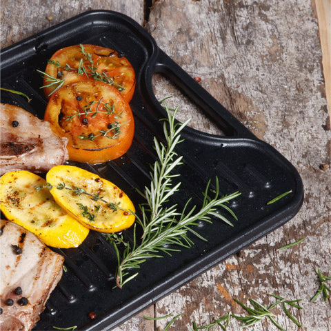 Detalle de plancha reversible Victoria con verduras asadas, romero y canal lateral