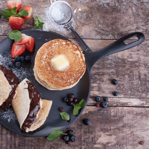 Comal de 26 cm Victoria con hot cakes, crepas de chocolate y frutos rojos