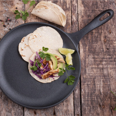 Comal de 26 cm Victoria con tortillas y taco de pollo con aguacate