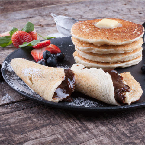 Detalle de comal de 26 cm Victoria con hot cakes y crepas rellenas de chocolate