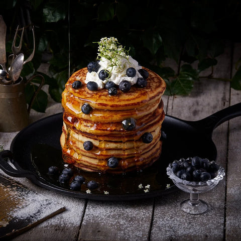Comal de 30 cm Victoria con torre de hot cakes, frutos azules y miel