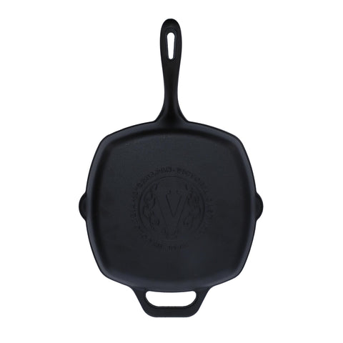 Base del sartén grill cuadrado Victoria con emblema y mango orientado hacia arriba